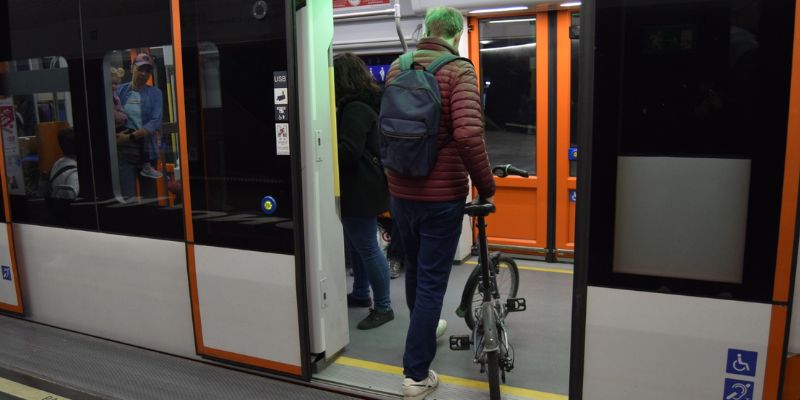 Dos patinetes o bicicletas plegados por tren o tranvía